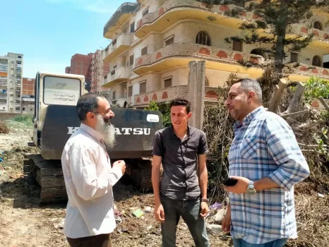 أحمد حمدي يتابع تنفيذ الفرعات النهائية لتوصيل شبكة الصرف الصحي بشارع الـ 22 ومنطقة الإدكاوي.. صور