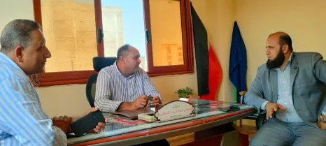 جانب من لقاء "أبو خطيب" مع رئيس الوحدة المحلية بـ"العشرة آلاف"