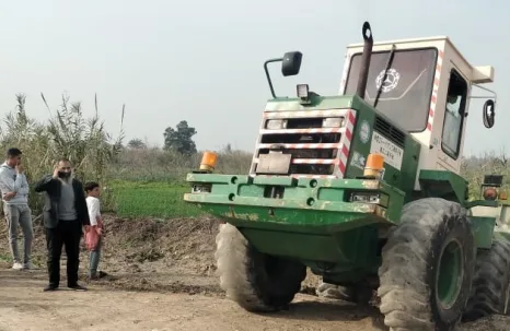 عقب مصرع شخص ونجله في بيارة.. "حمدي" يشارك الأهالي في متابعة الإجراءات من المسؤولين لتلافي تكرار تلك الحوادث.. صور