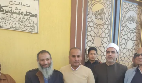 "حمدي" يشارك أهالي عزبة "منشية بركات" بقرية "سيدي غازي" فرحتهم بافتتاح مسجد "منشية بركات"