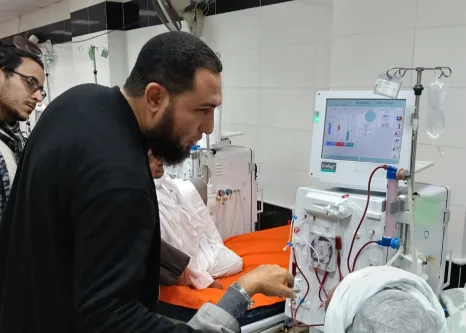 النائب محمود رشاد يتفقد وحدة غسيل الكلى بمستشفى حمدي الطباخ لبحث سبل دعم المرضى