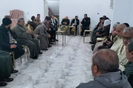النائب أحمد سعيد أبو عمر يلتقي أهالي "كفر عوانة" لبحث مطالبهم