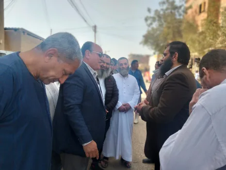 استجابةً لمطالب الأهالي.. النائب حمادة سليمان يتفقد مشروع مد خطوط المياه بقرية "دار السلام" بطامية