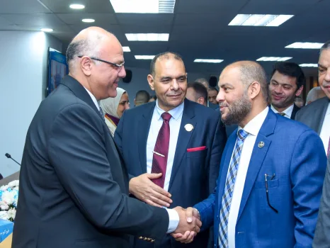 النائب زين العابدين كامل يضع "أزمة مرافقي المرضى" تحت قبة مجلس الشيوخ.. والمحافظ يحسمها بزيارة مفاجئة لمستشفى الشاطبي